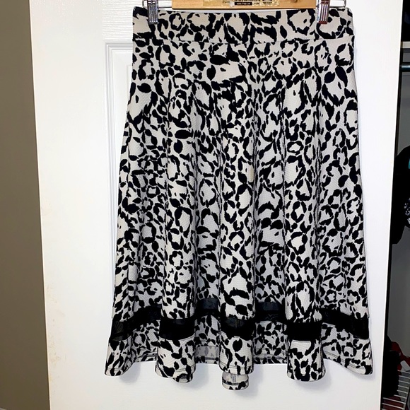 GORGEOUS Flowy White w/black patterns Skirt - Picture 1 of 1